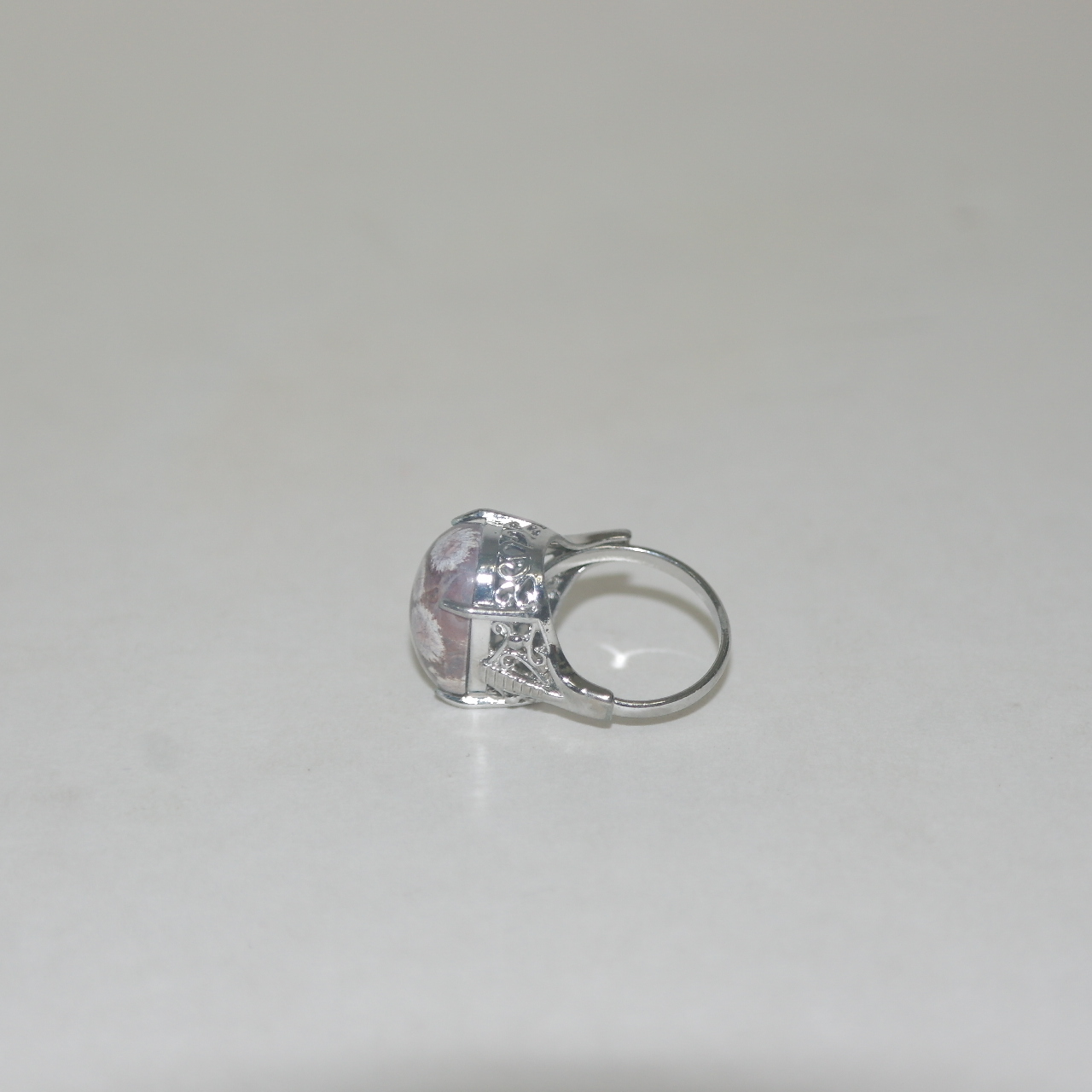 꽃돌이 장식된 반지