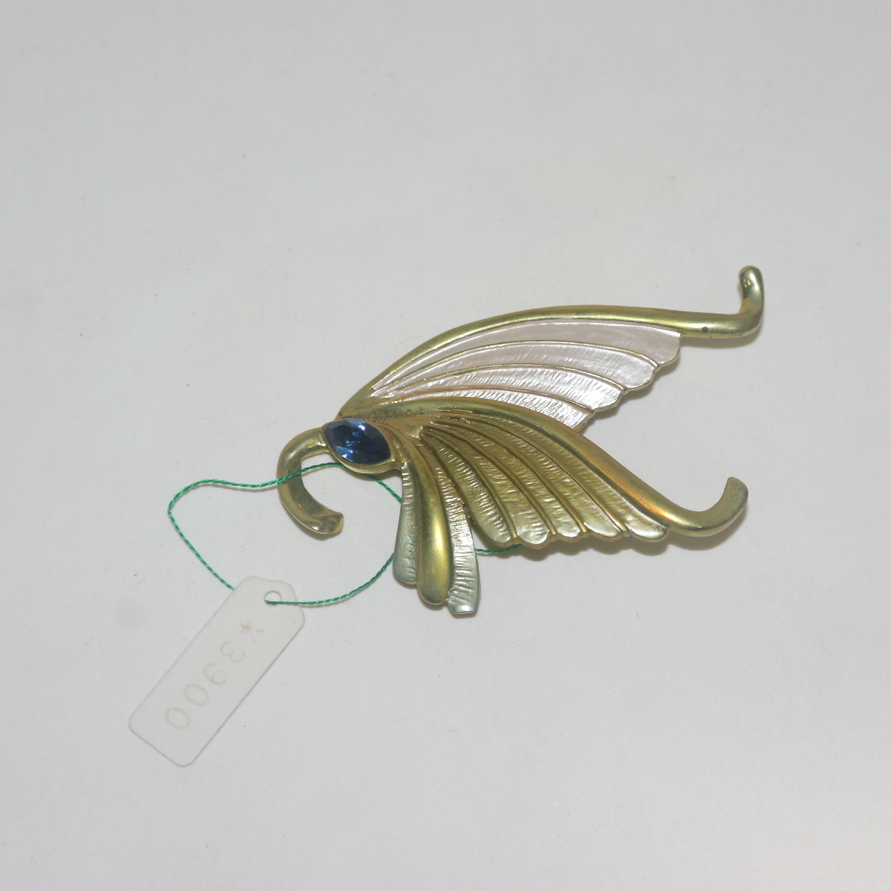 청동에 나비모양 보석이 박힌 브롯지