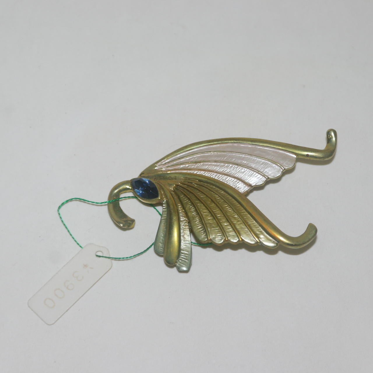 청동에 나비모양 보석이 박힌 브롯지