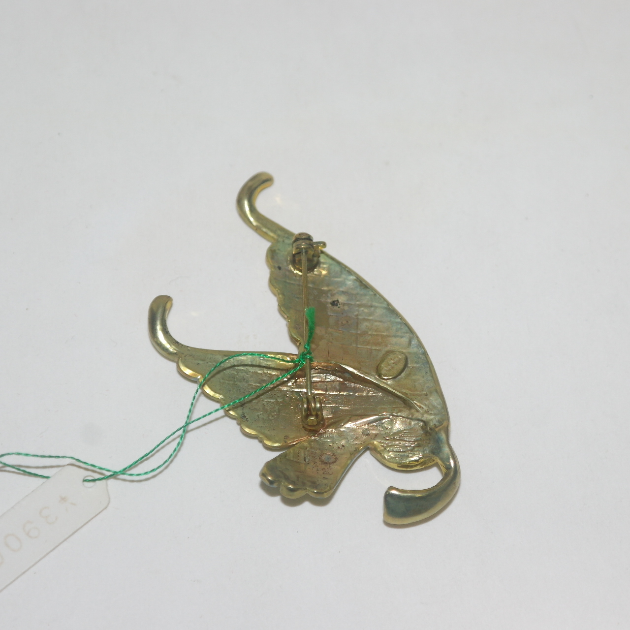 청동에 나비모양 보석이 박힌 브롯지