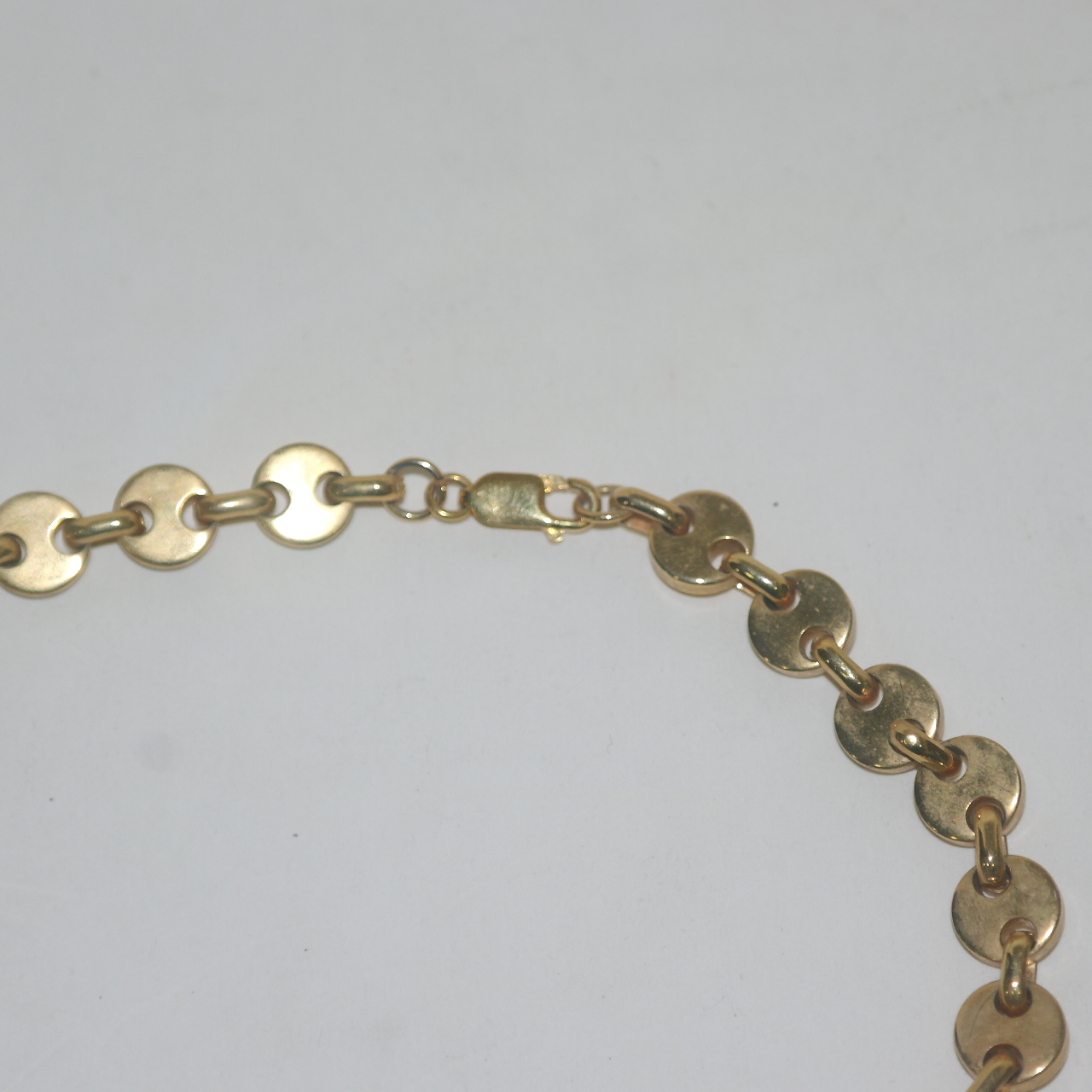 청동에 보석이 장식된 목걸이