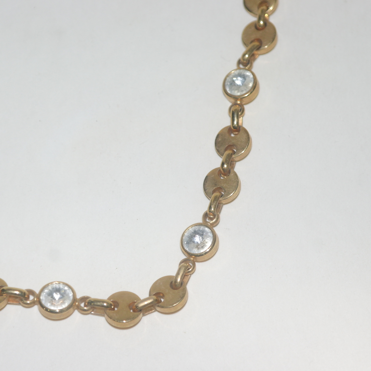 청동에 보석이 장식된 목걸이