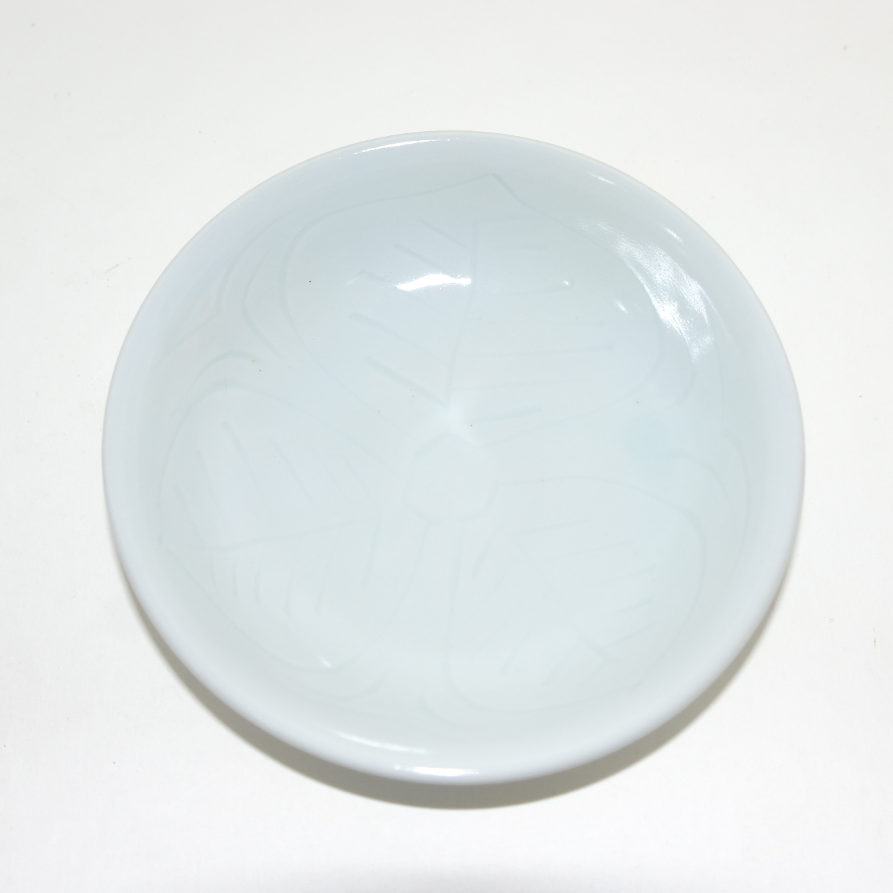 순백자 음각나뭇잎문 완