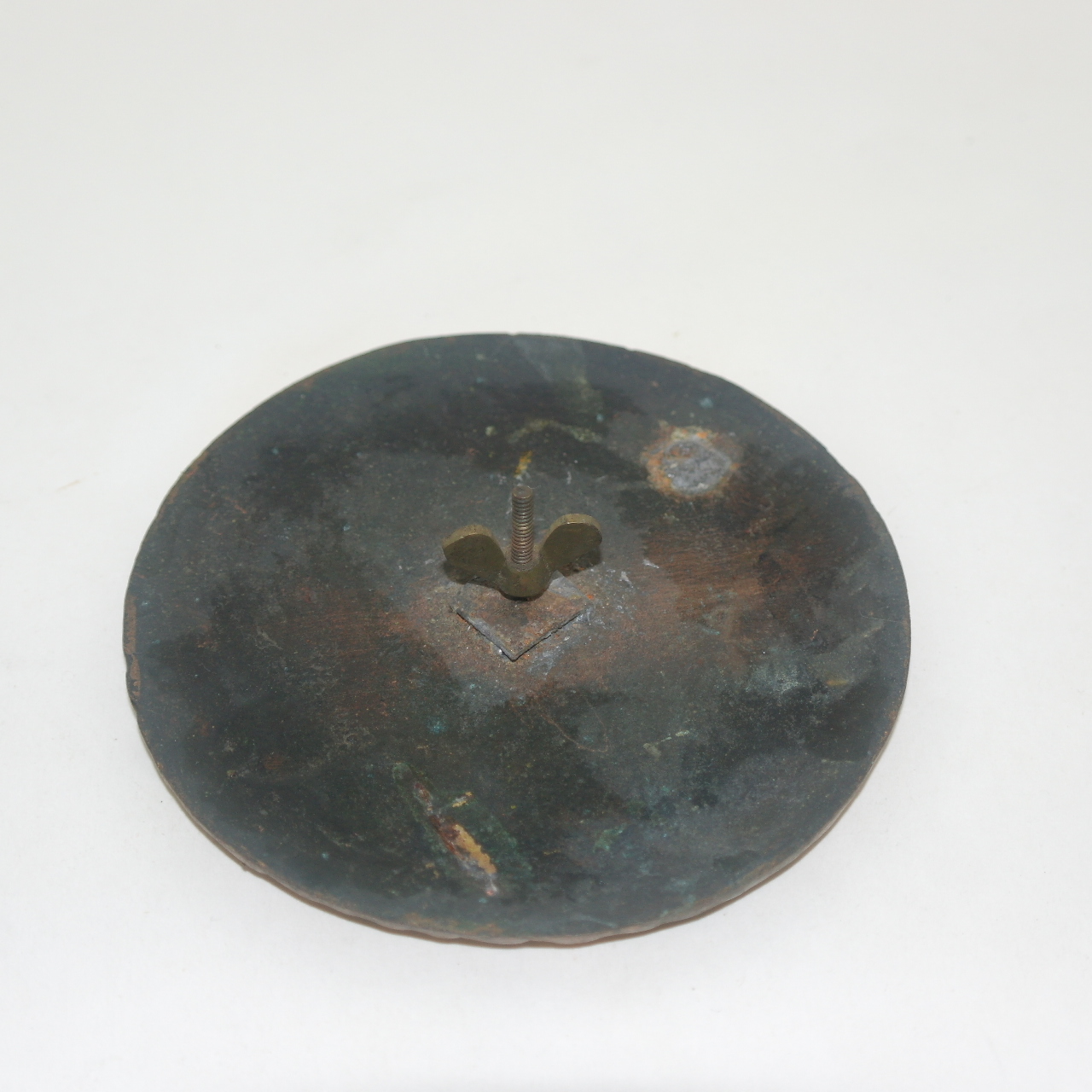 묵직한 청동으로된 손이 조각된 표창패