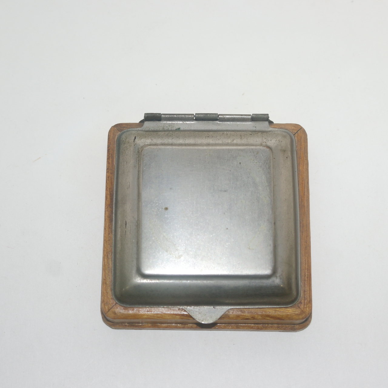 근대사 나무에 금속재질로된 함