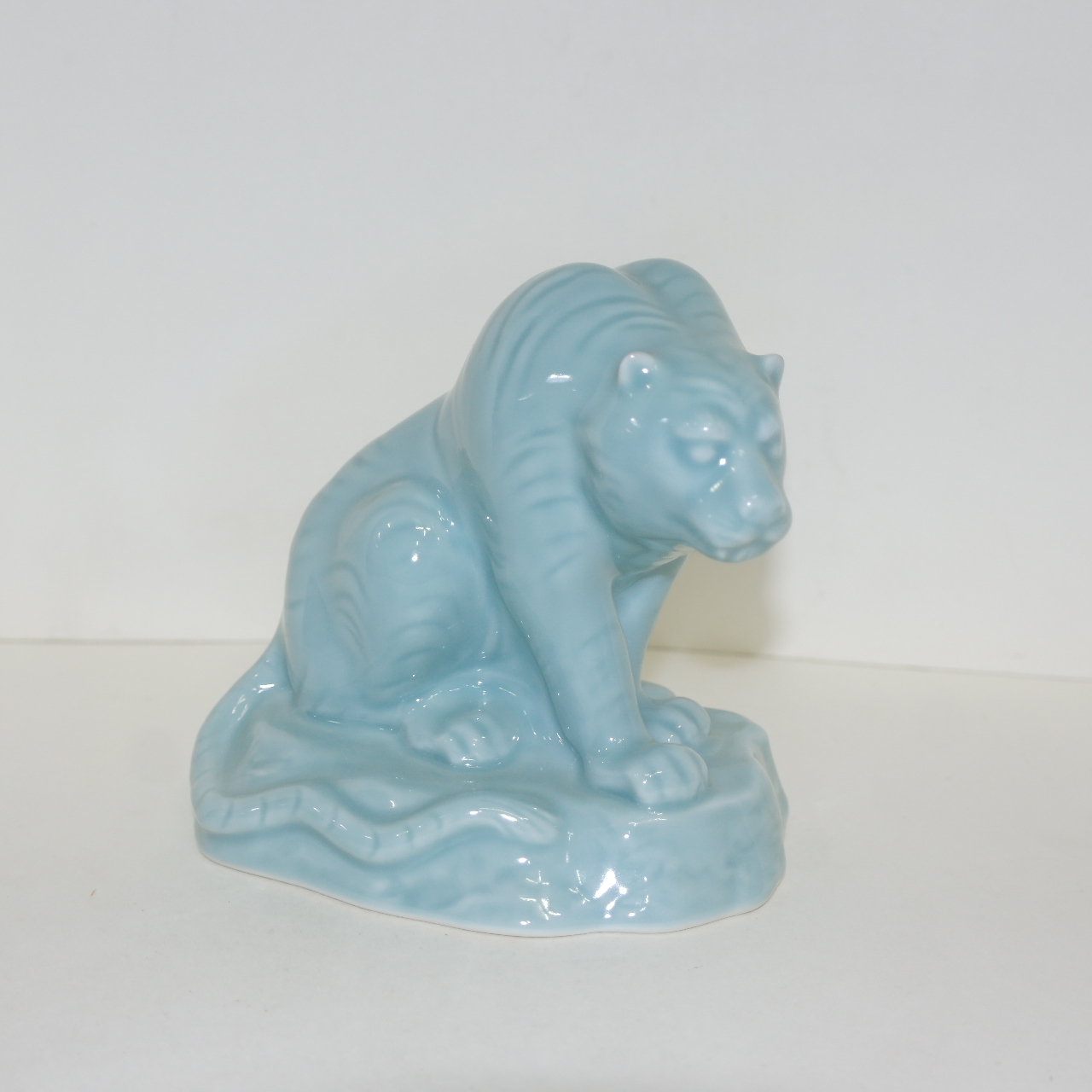 작가의 작품인 청자 호랑이 조각상