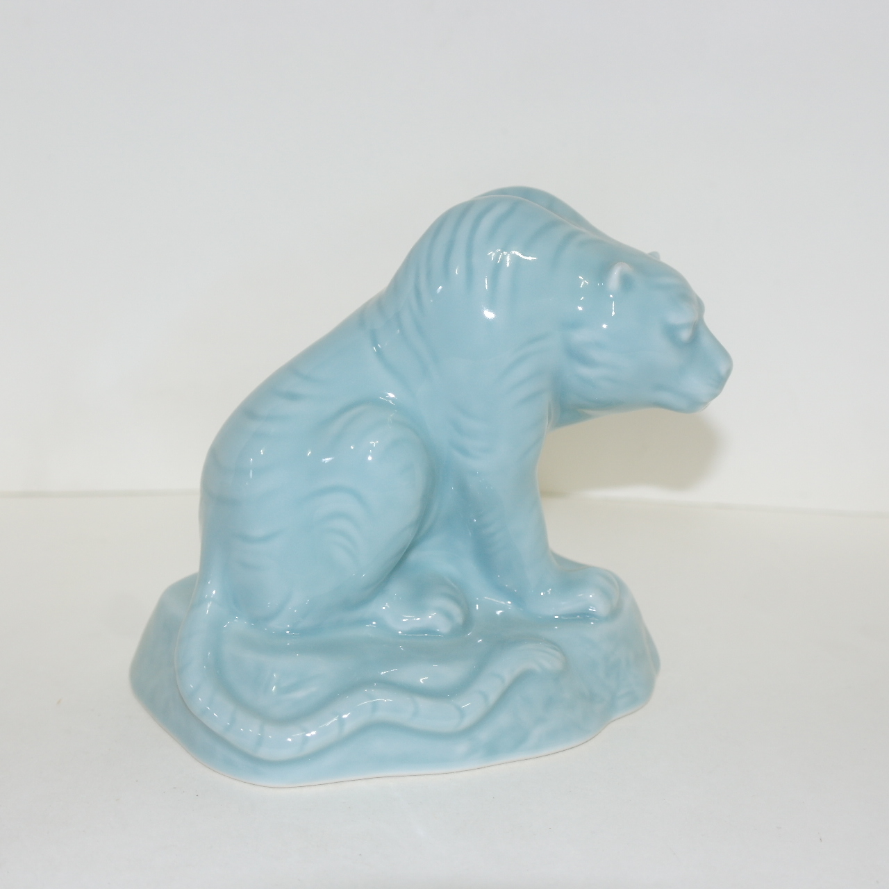 작가의 작품인 청자 호랑이 조각상