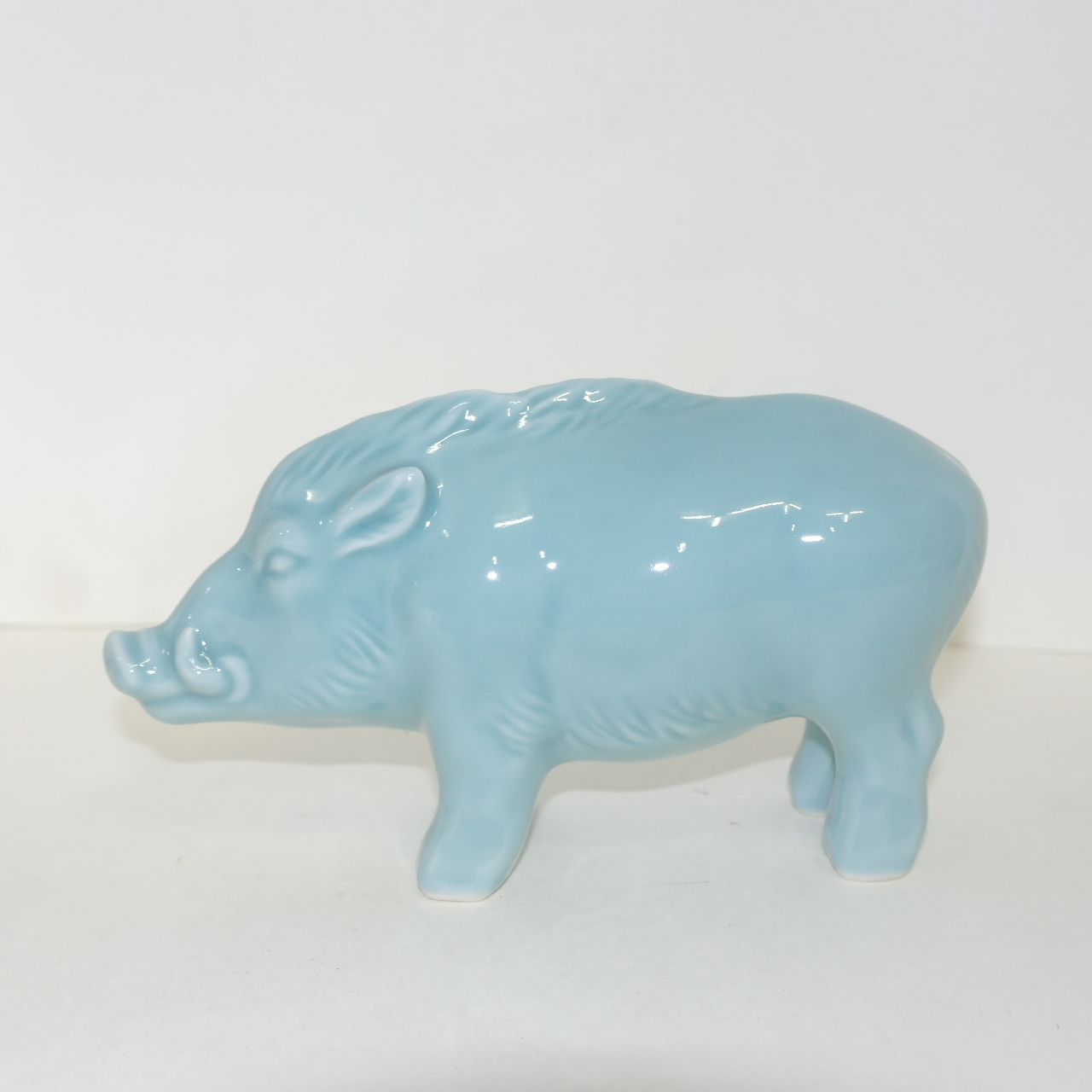작가의 작품인 청자 멧돼지 조각상