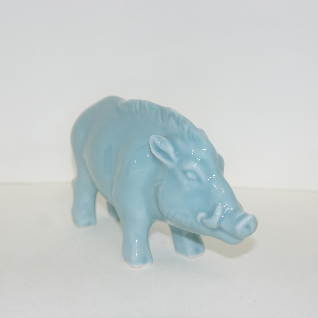작가의 작품인 청자 멧돼지 조각상