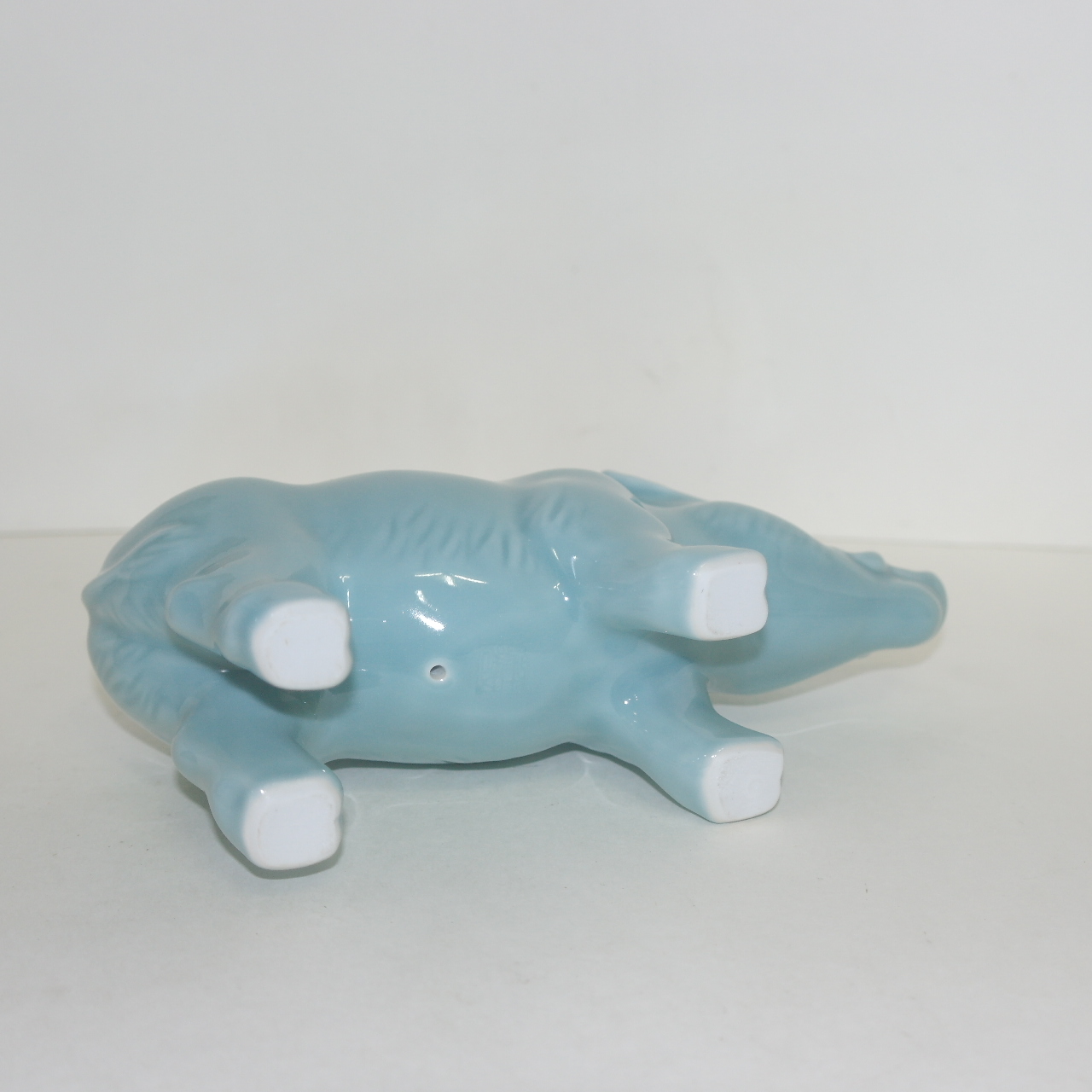 작가의 작품인 청자 멧돼지 조각상