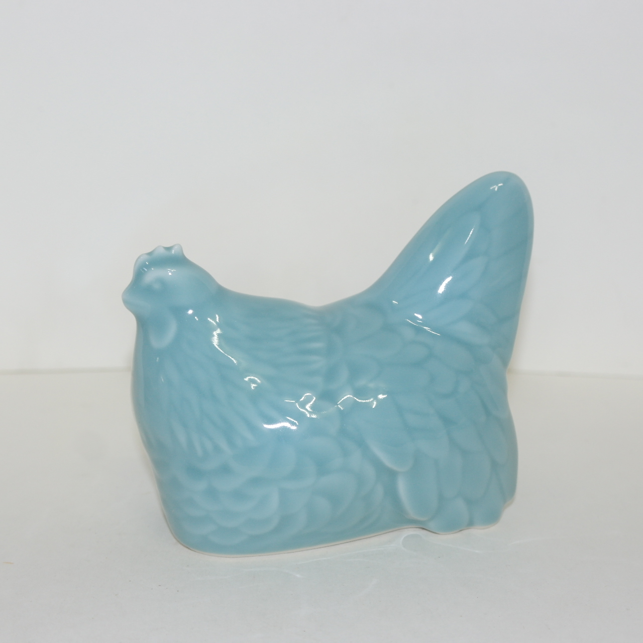 작가의 작품인 청자 닭 조각상