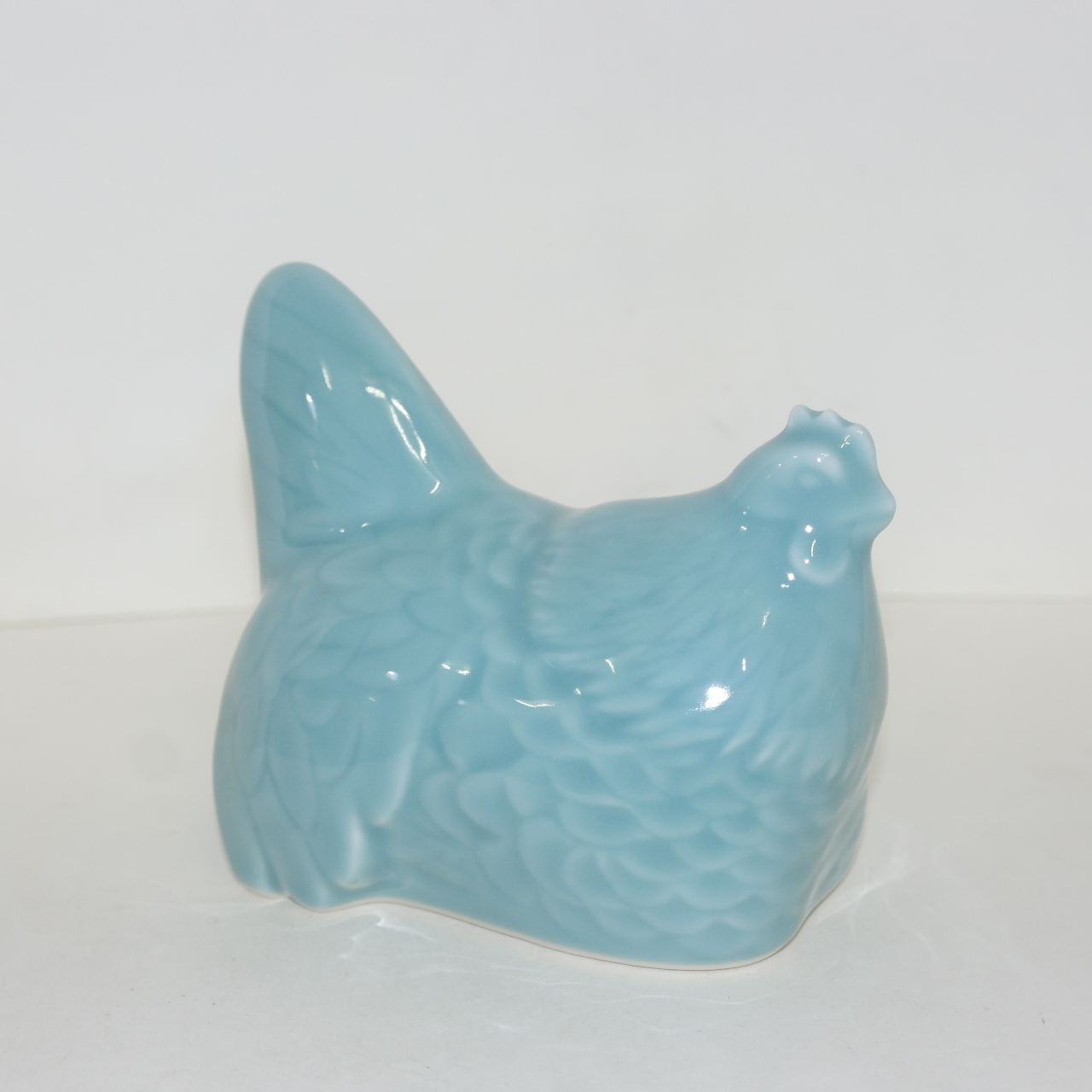 작가의 작품인 청자 닭 조각상