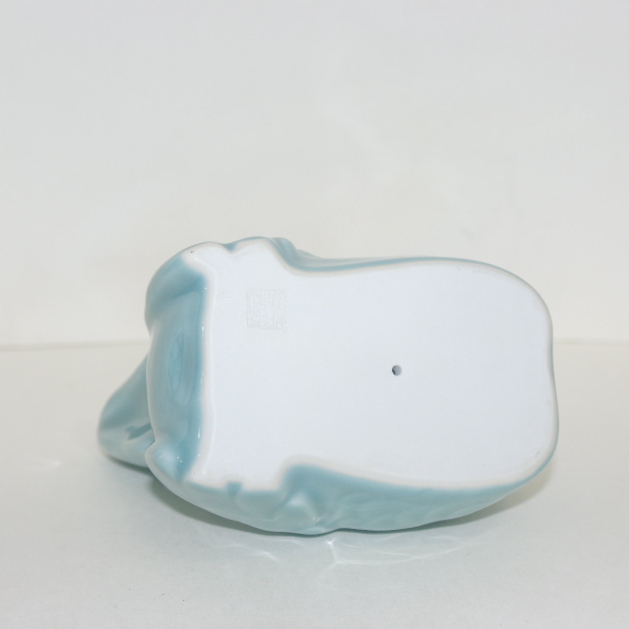 작가의 작품인 청자 닭 조각상