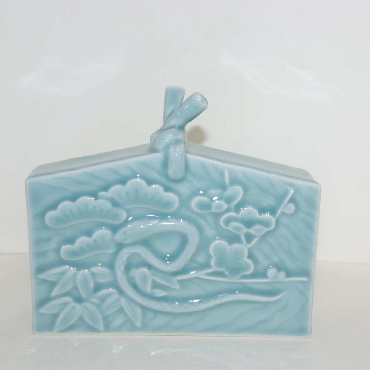 작가의 작품인 뱀이 조각된 청자 작품