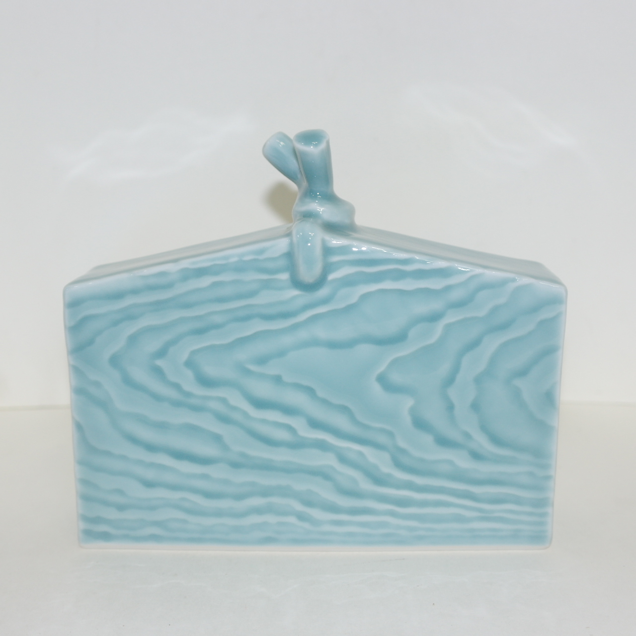 작가의 작품인 뱀이 조각된 청자 작품