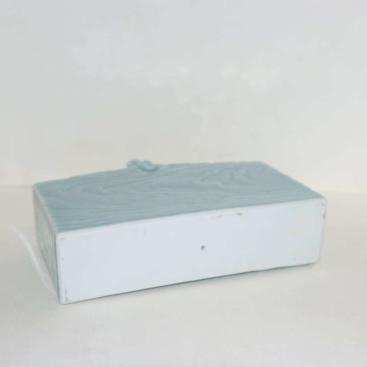 작가의 작품인 뱀이 조각된 청자 작품