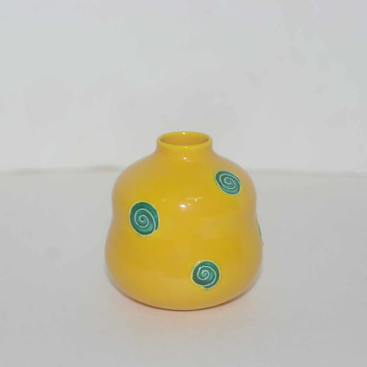 노란빛깔의 청자 청화돌개문 호리차호