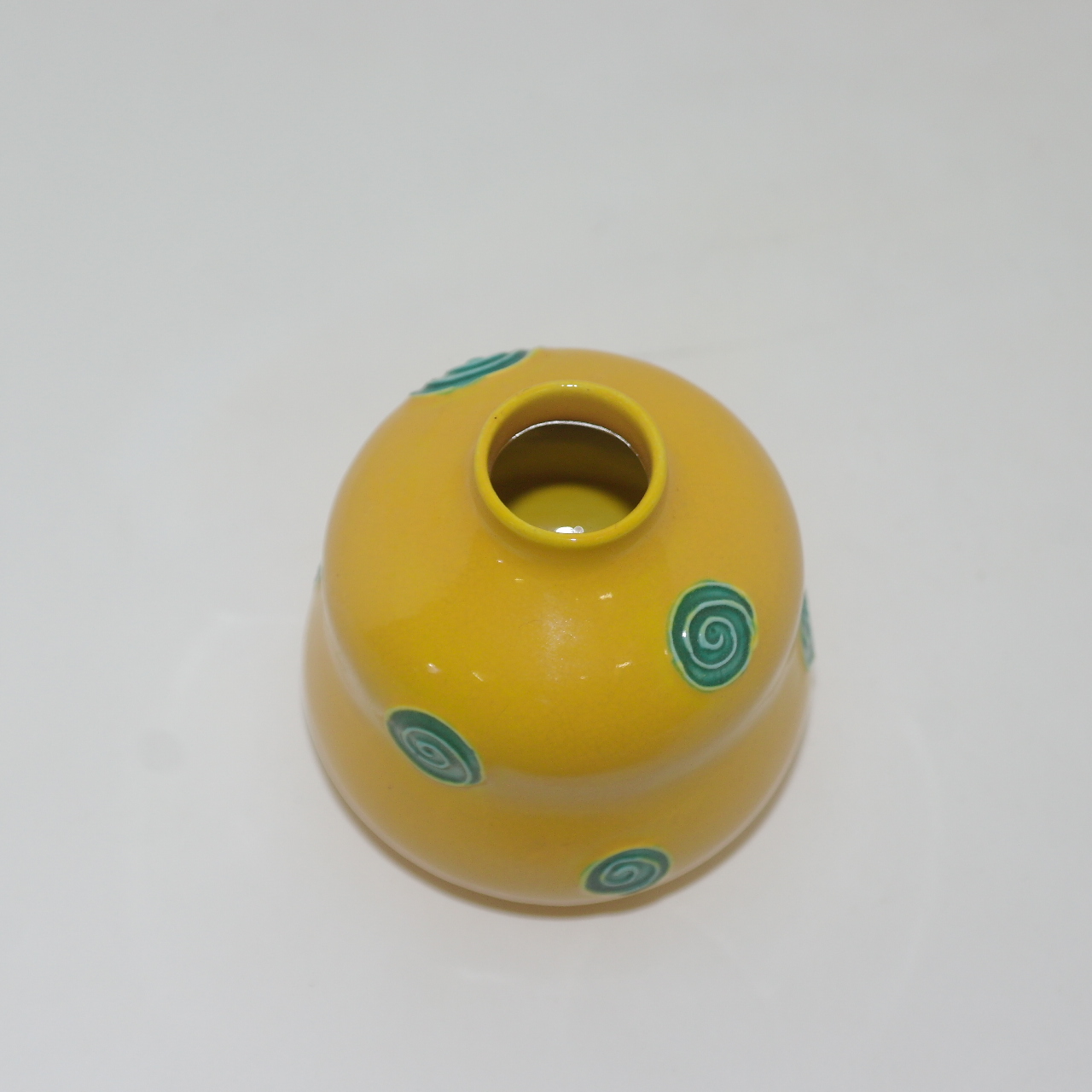 노란빛깔의 청자 청화돌개문 호리차호