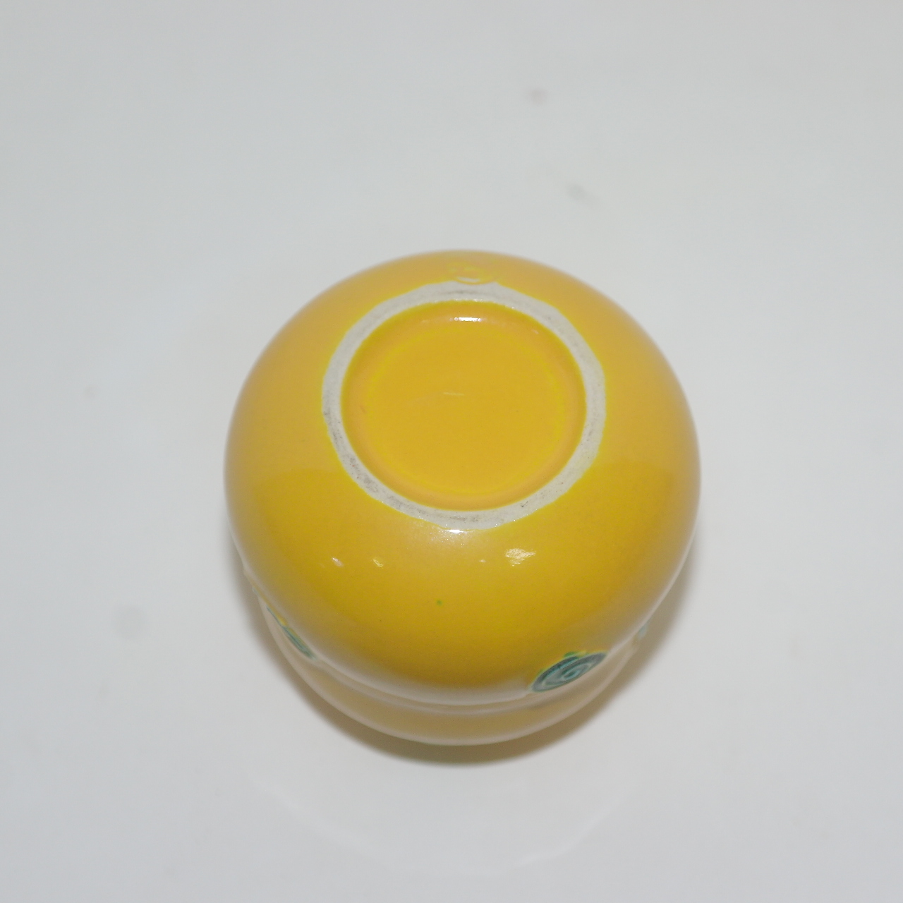 노란빛깔의 청자 청화돌개문 호리차호