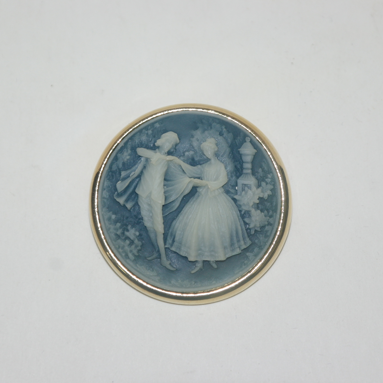 60-외국산 춤추는 연인이 조각된 브롯지