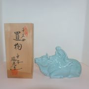 작가의 작품인 청자 소를탄 동자 조각상