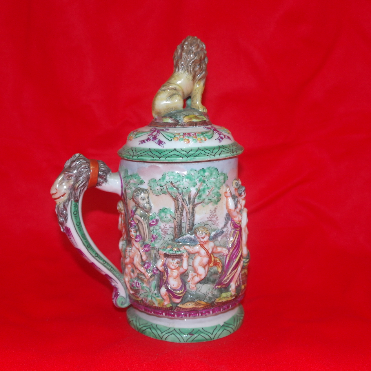 150년이상된 유럽골동 청화백자양각 인물문사자 컵