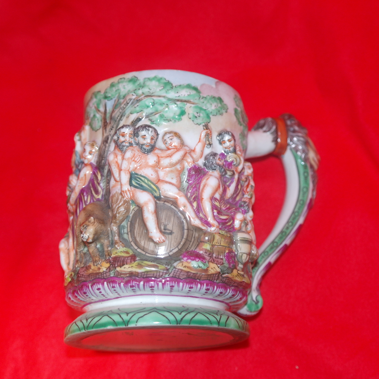 150년이상된 유럽골동 청화백자양각 인물문사자 컵
