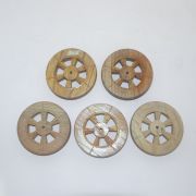 나무를 조각한 마차바퀴모양 차탁 5점