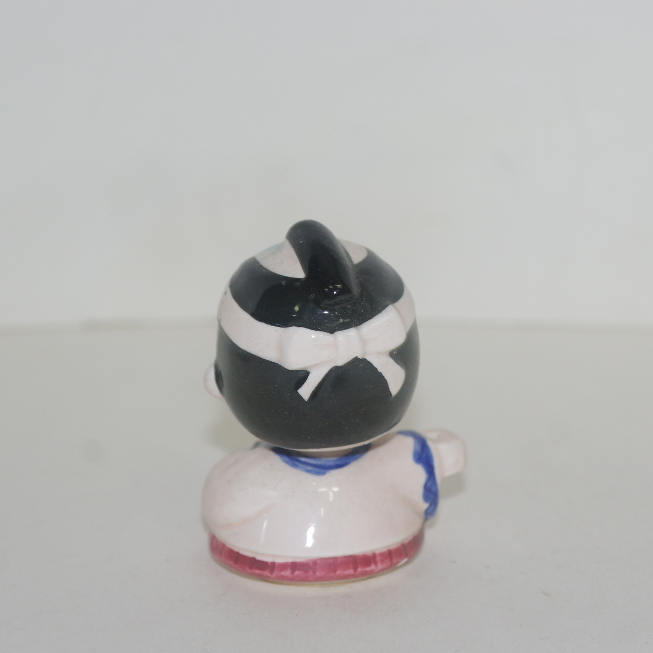 흔들면 머리가 오랫동안 움직이는 도자기인형