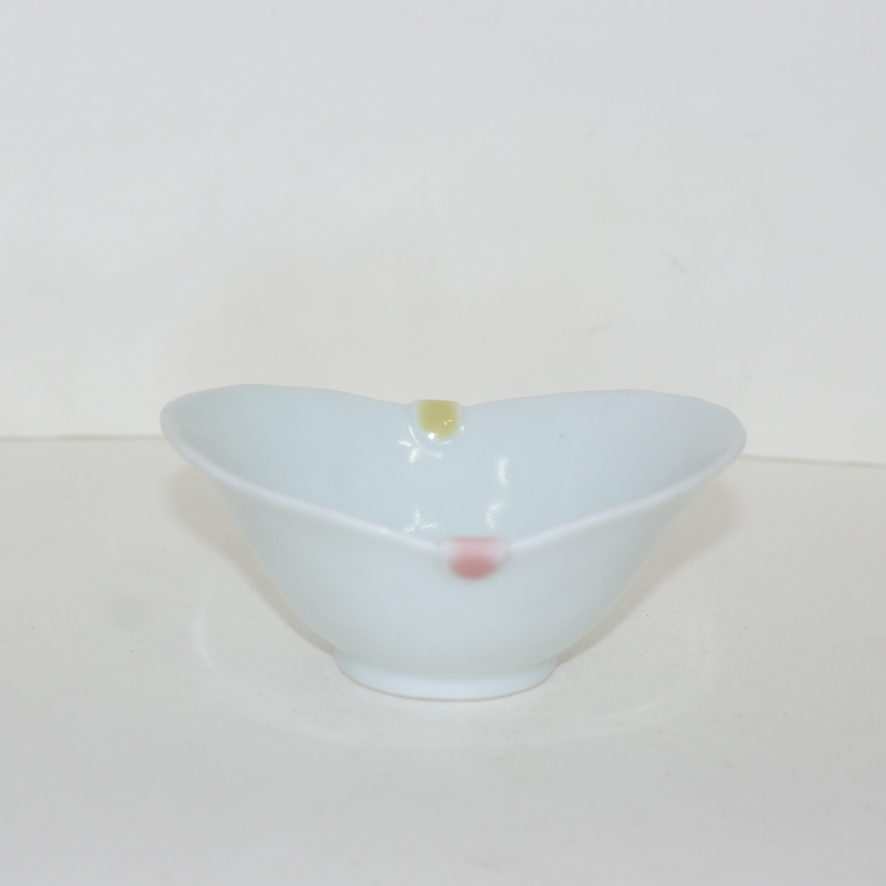 재미난 모양의 백자완