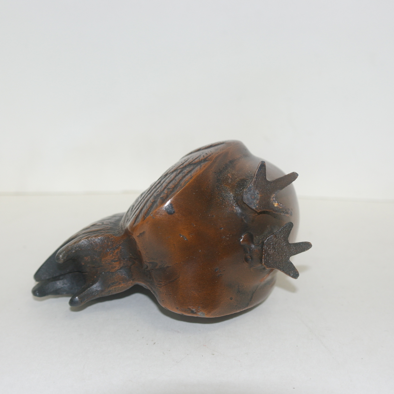 묵직한 무쇠로된 닭 조각상