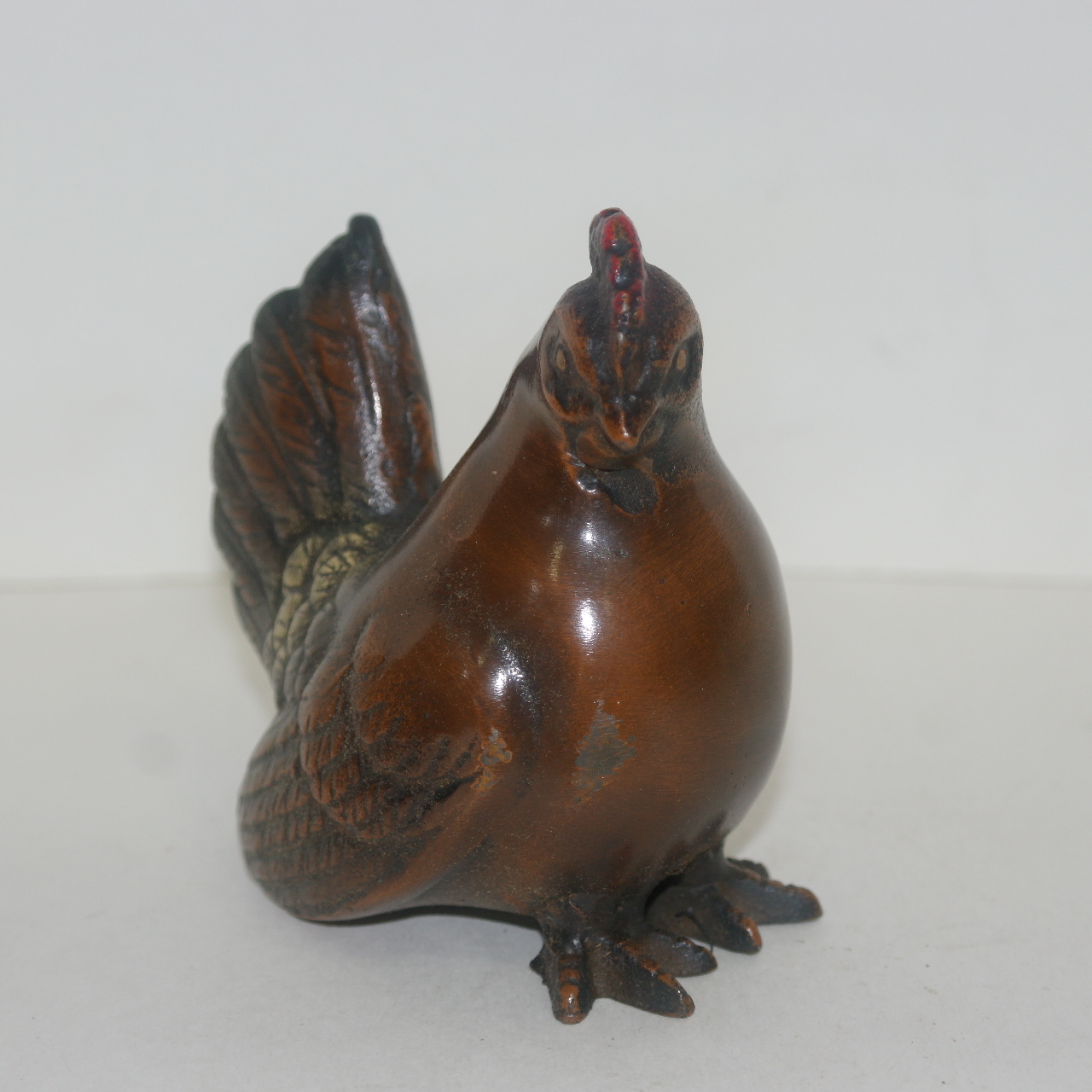 묵직한 무쇠로된 닭 조각상