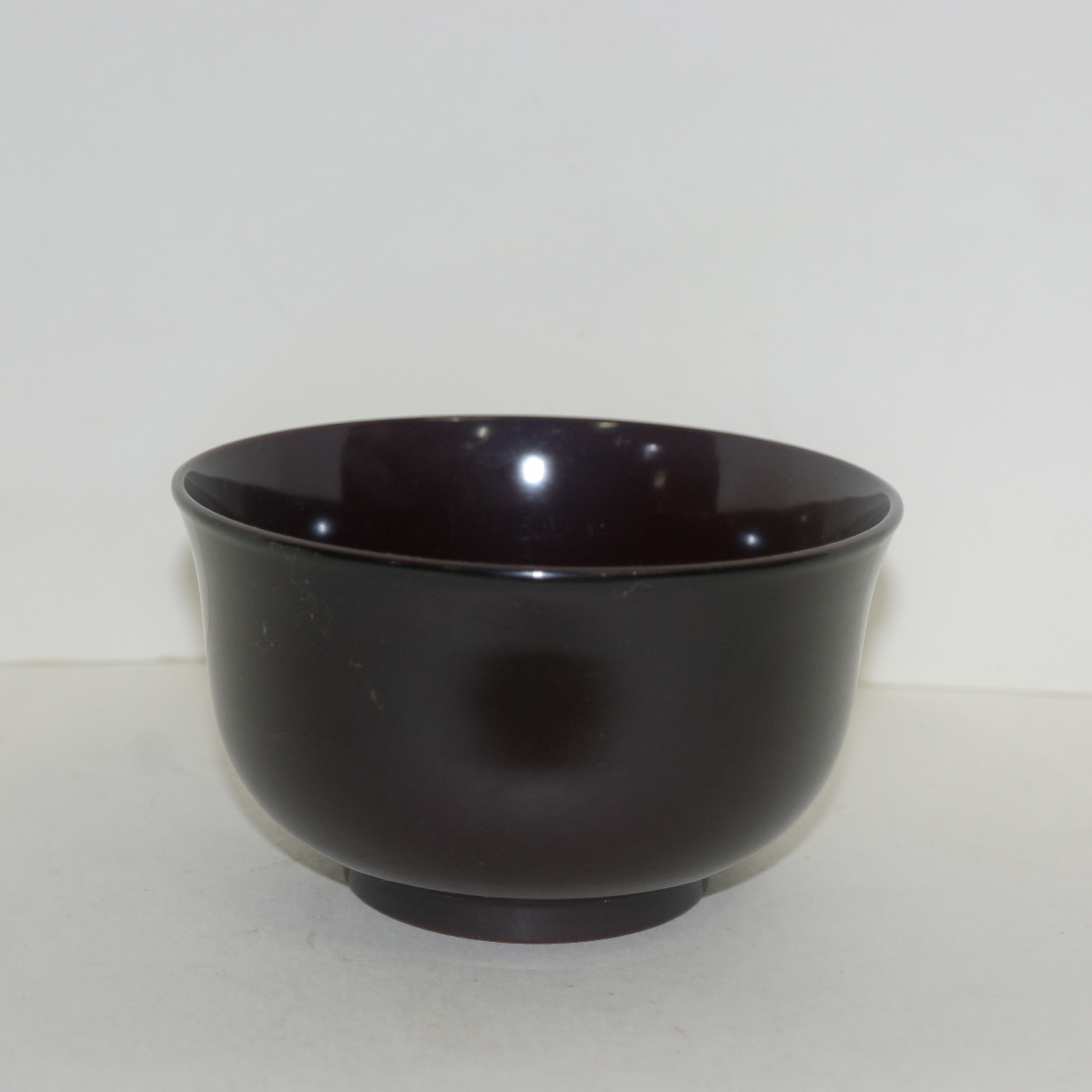 나무에 옷칠이된 말찻잔