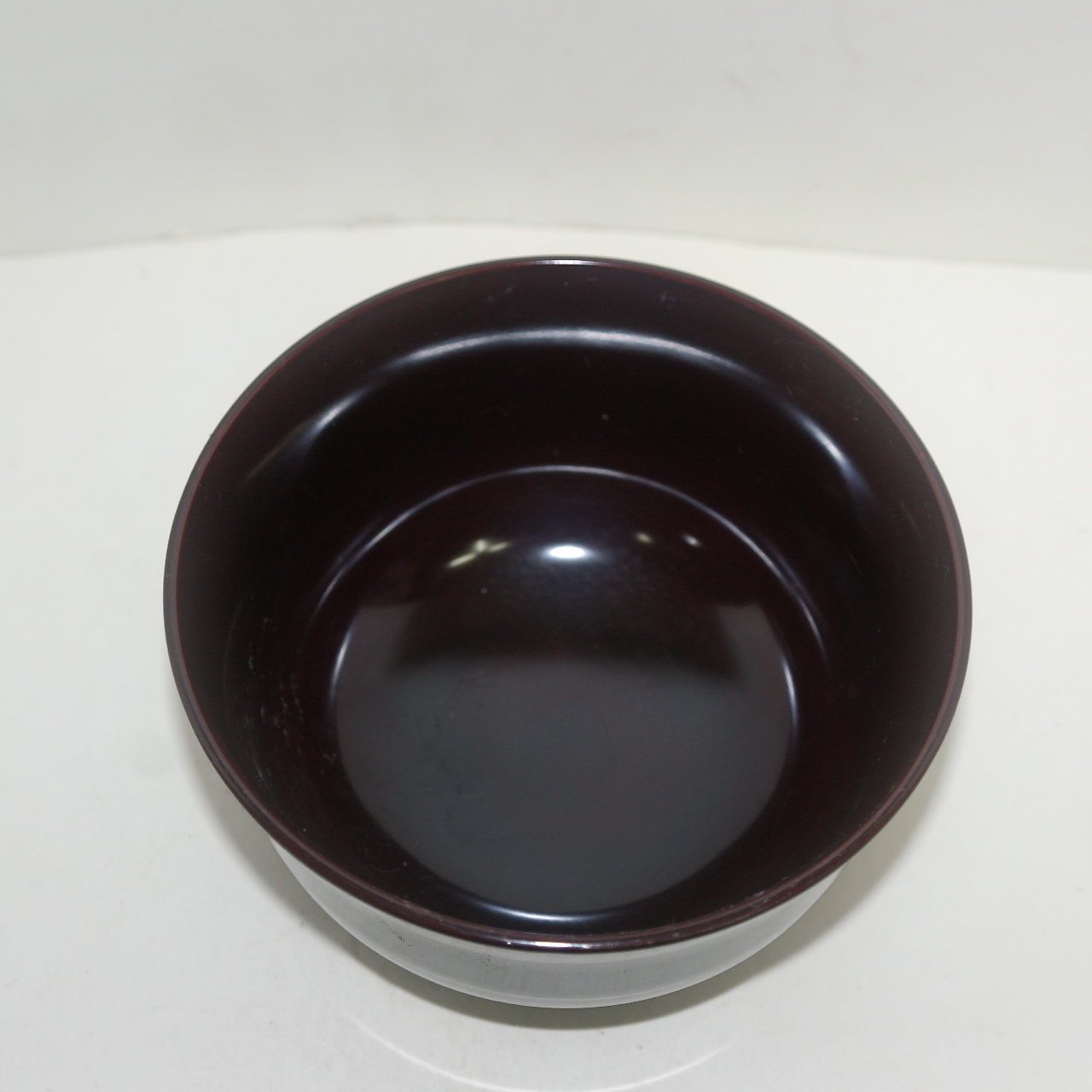 나무에 옷칠이된 말찻잔