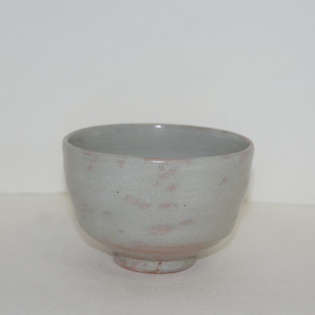 홍화빛이 도는 청자 말찻잔