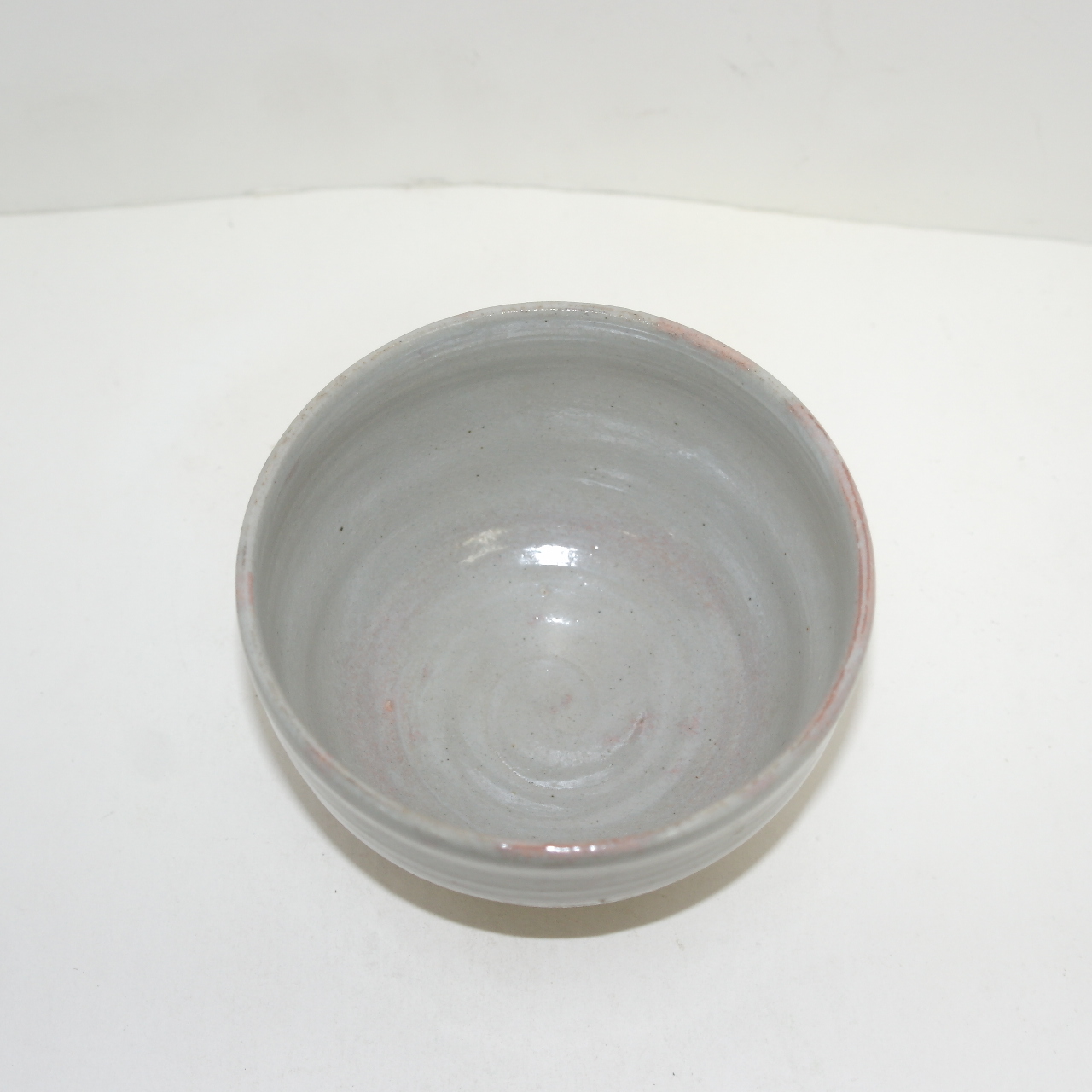 홍화빛이 도는 청자 말찻잔