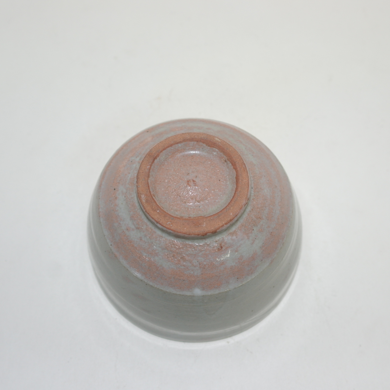 홍화빛이 도는 청자 말찻잔