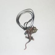 가죽끈에 금속재질로된 도마뱀 목걸이