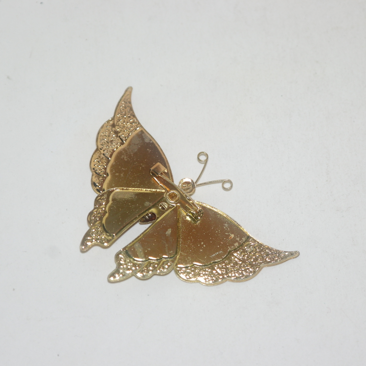 금속재질에 칠보된 나비 브롯지