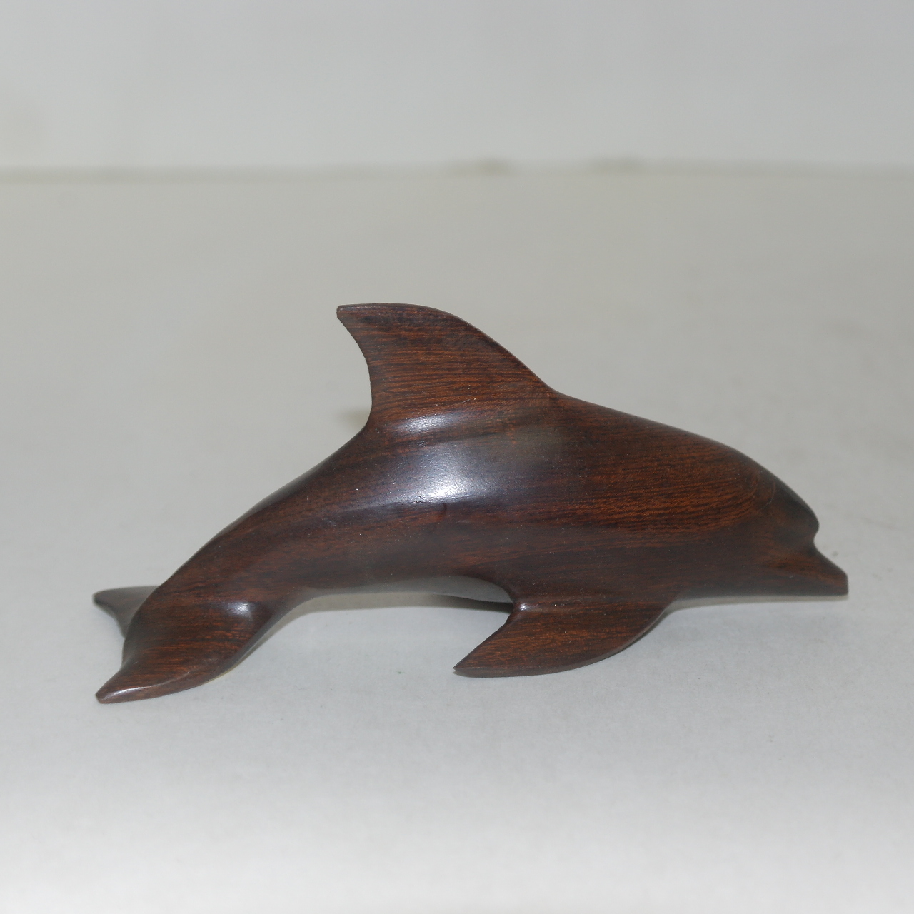 화류목 나무로 조각된 돌고래
