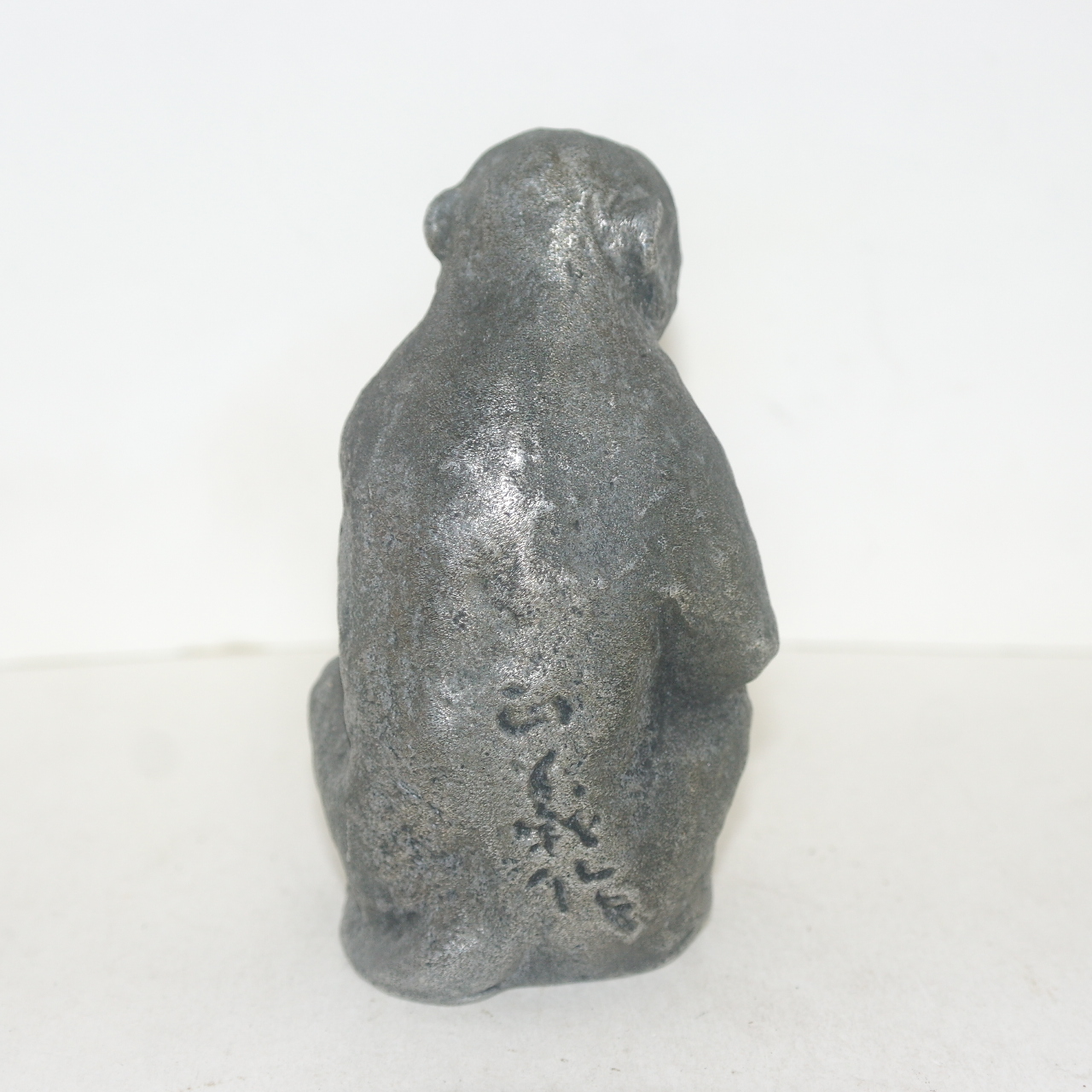 작가의 수결이 있는 금속합금재질로된 묵직한 원숭이 조각상