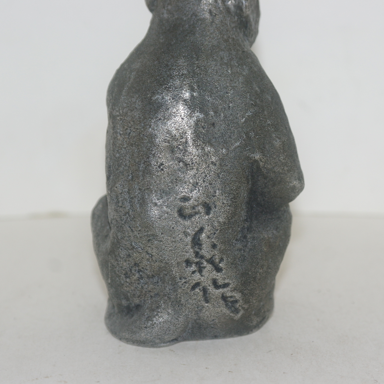 작가의 수결이 있는 금속합금재질로된 묵직한 원숭이 조각상