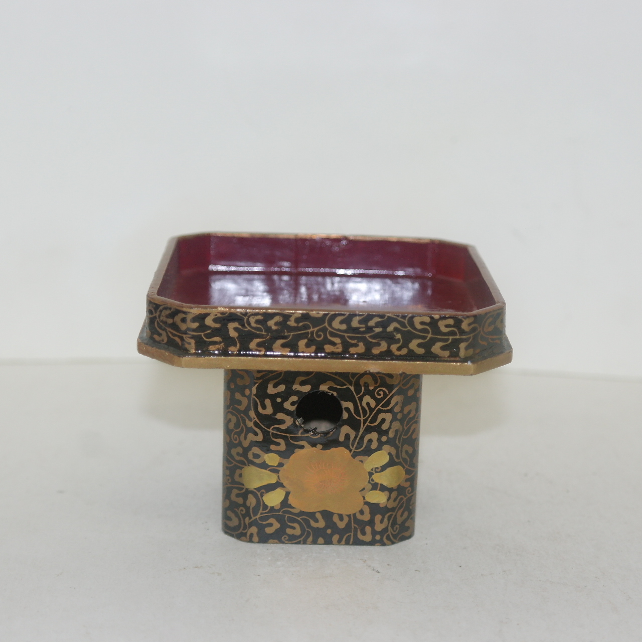 연대가좋은 나무에 금채화문된 사각화대