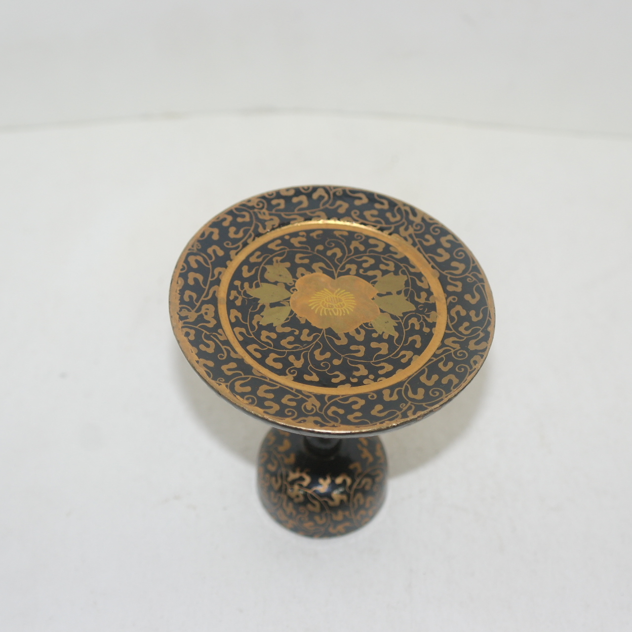 연대가좋은 나무에 금채화문된 화대