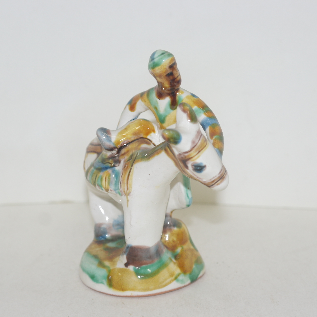 청자 말타는 사람 조각상