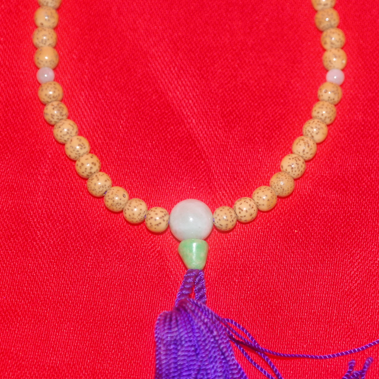 나무열매와 옥으로된 염주