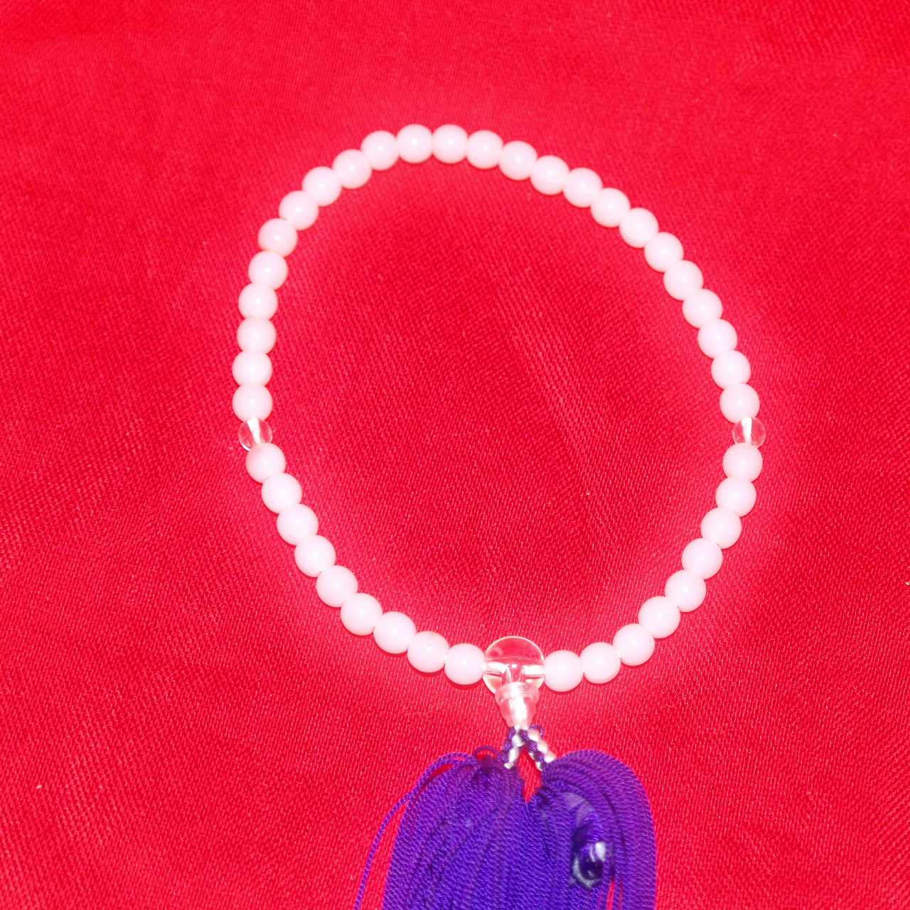 푸른수술이 있는 염주