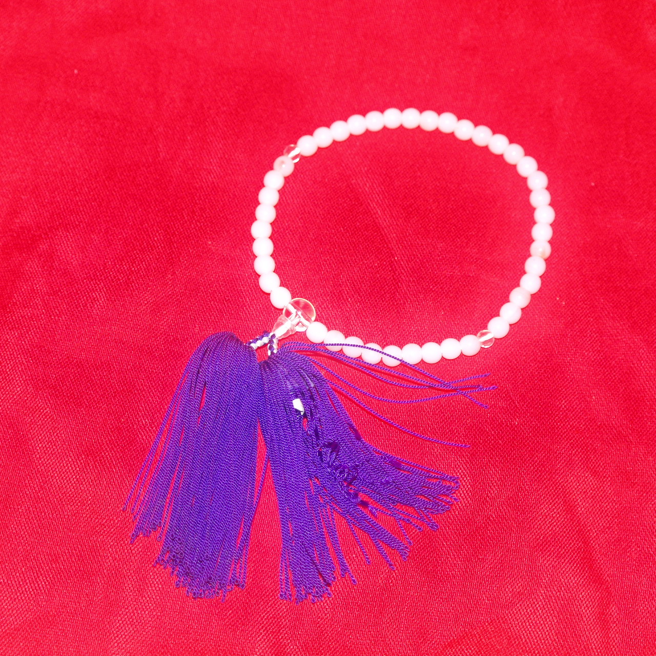 푸른수술이 있는 염주