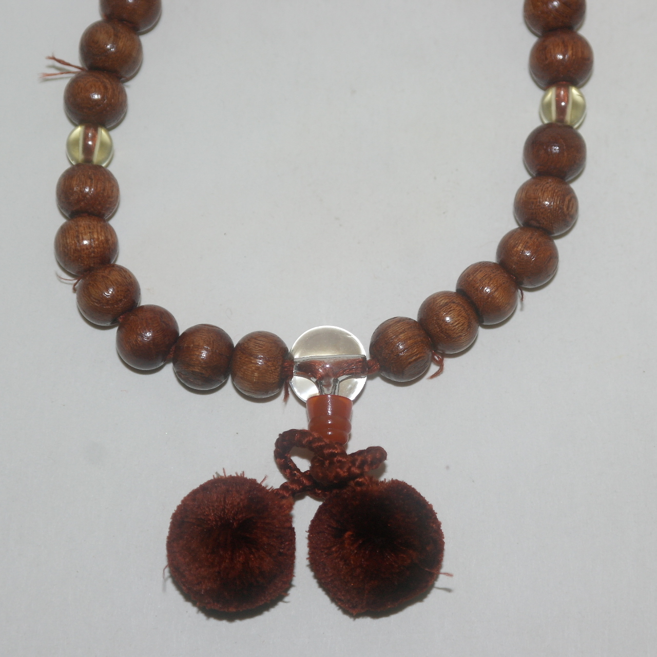 원목나무와 수정으로된 염주