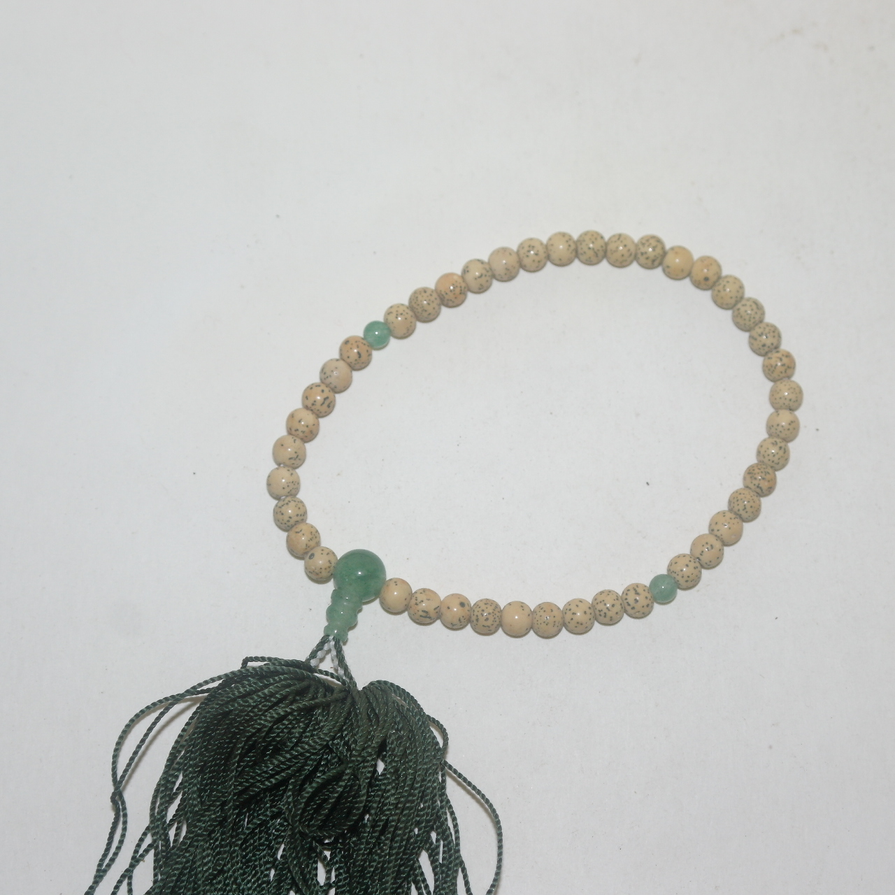 나무열매와 청옥으로된 염주